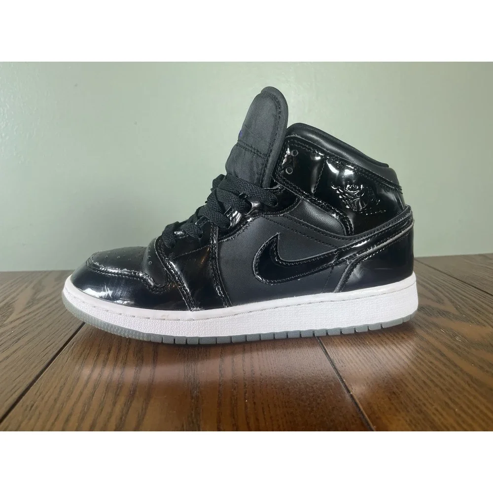 Nike Boys Air Jordan 1 Mid SE DV1337-004 Black Basketball Shoes Sneakers Sz 4.5Y